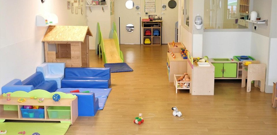 Crèche Boulogne-Billancourt Les Petits Sourires people&baby espace de vie jeux enfants tapis éveil toboggan 
