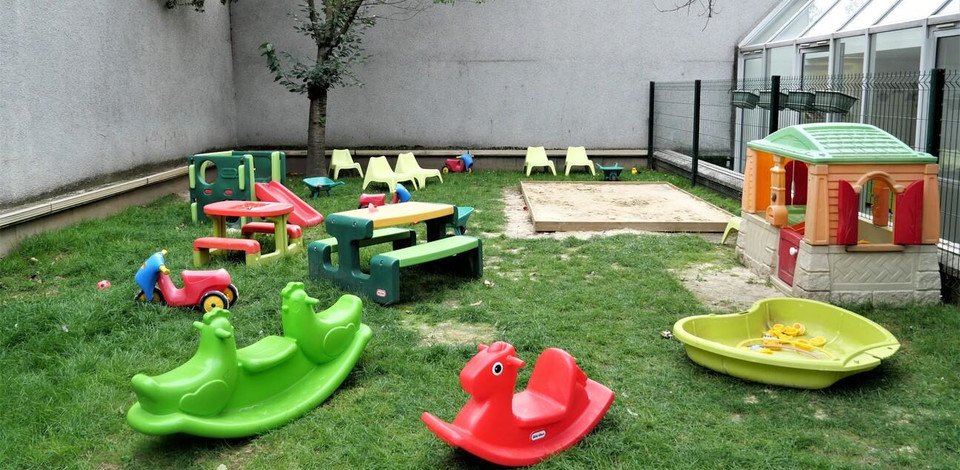 Crèche Boulogne-Billancourt Les Petits Sourires people&baby espace extérieur jardin nature jeux enfants 