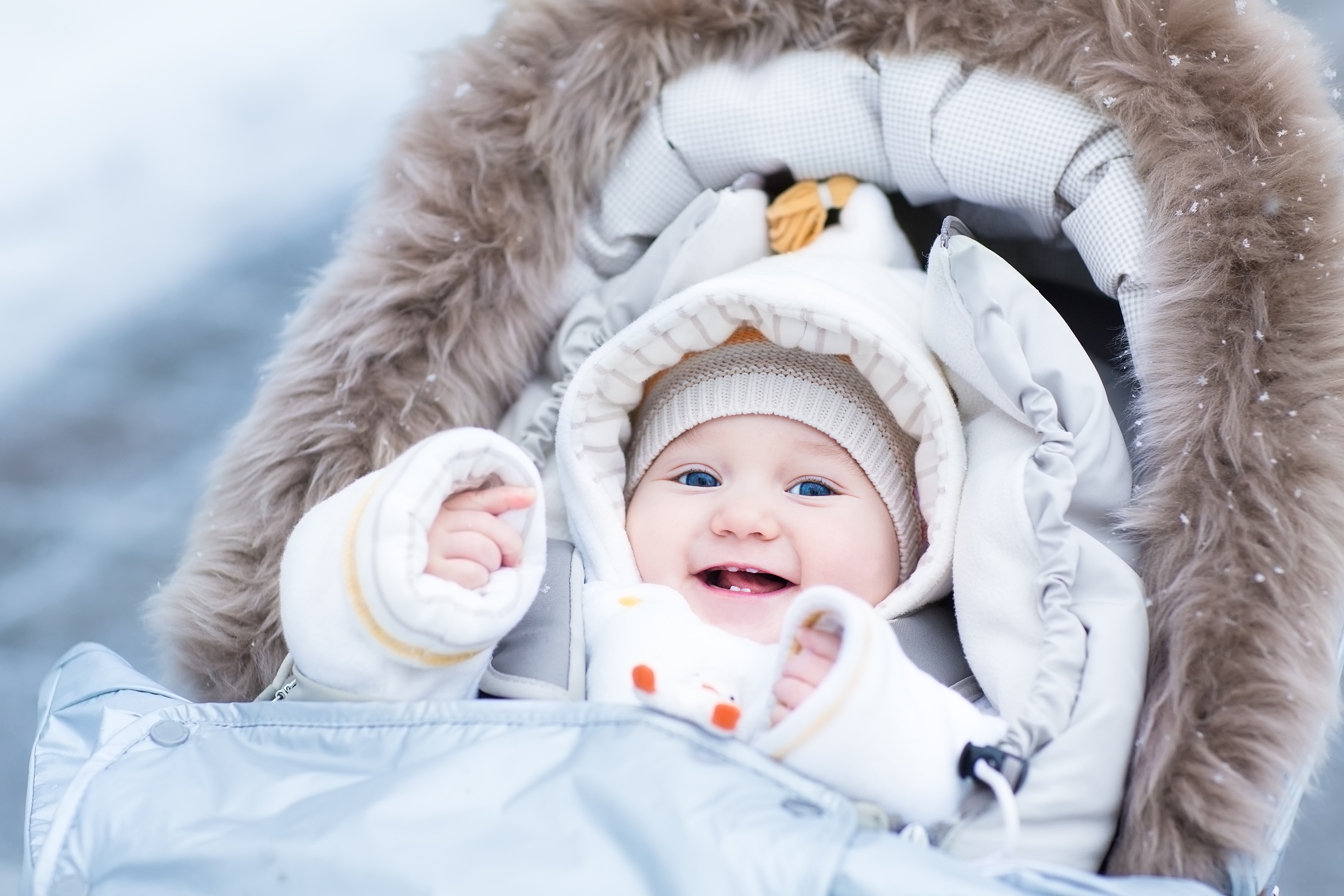 Comment protéger bébé du froid en poussette ou porte-bébé