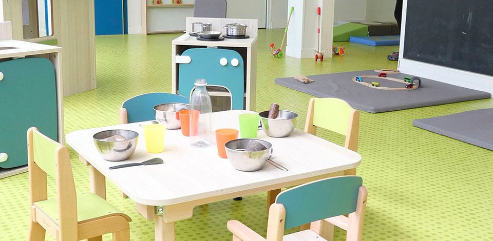 Crèche Lille Les petits soleils people&baby salle de vie tables chaises enfants jeux en bois pédagogie
