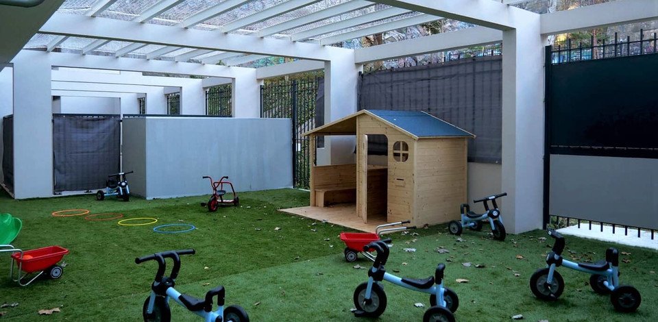 Crèche Marseille Les navettes people&baby espace extérieur cabane vélos enfants jardin nature