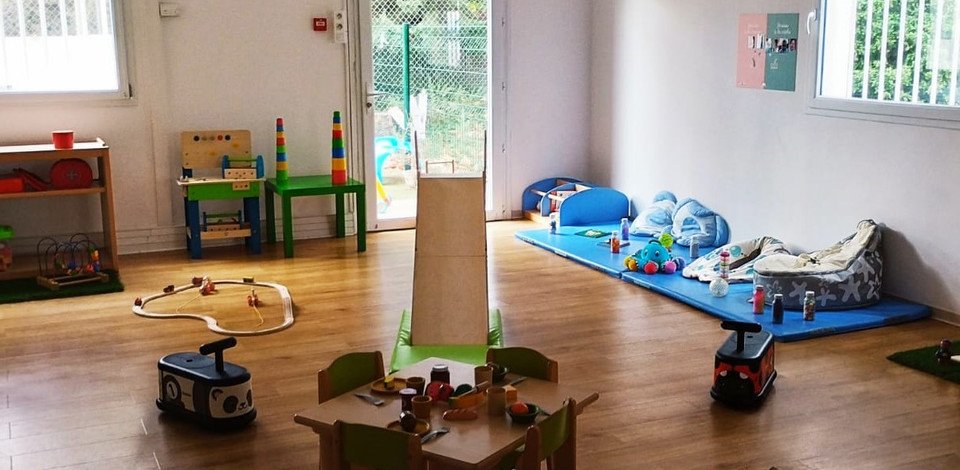Crèche Eguilles Coccinelles&Berlingot people&baby espace de vie toboggan enfants jeux enfants