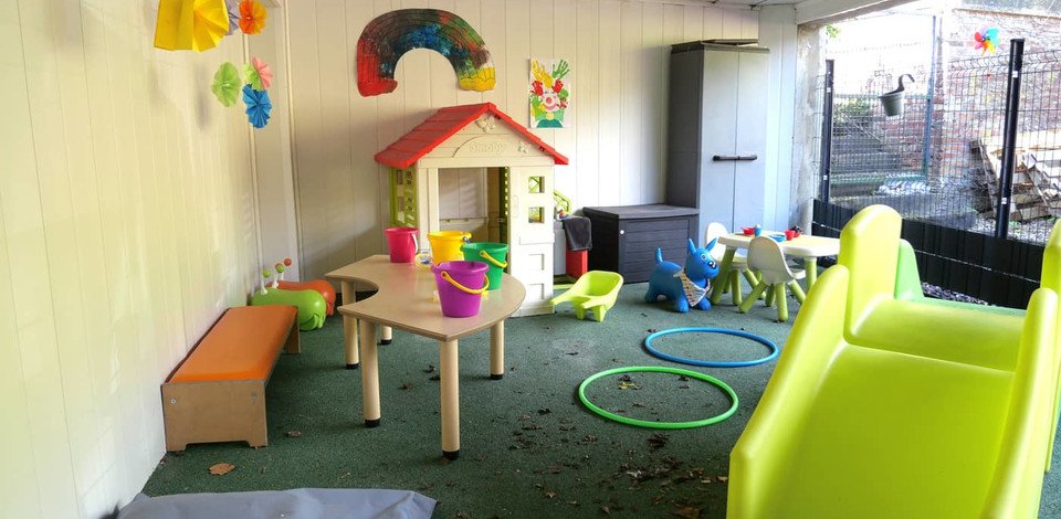 Crèche Saint Quentin Les Petites Chenilles people&baby jeux enfants espace exterieur cabane motricité