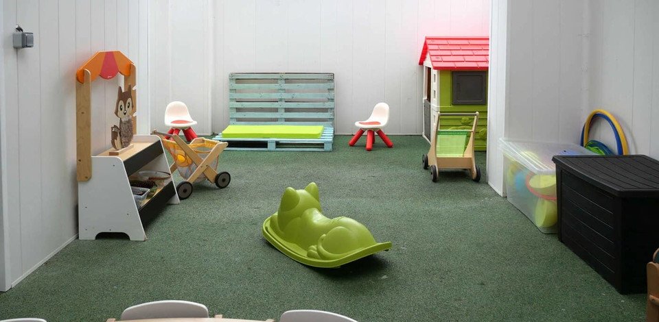 Crèche Saint Quentin Les petites chenilles Musset people&baby espace extérieur cabane enfants jeux enfants 