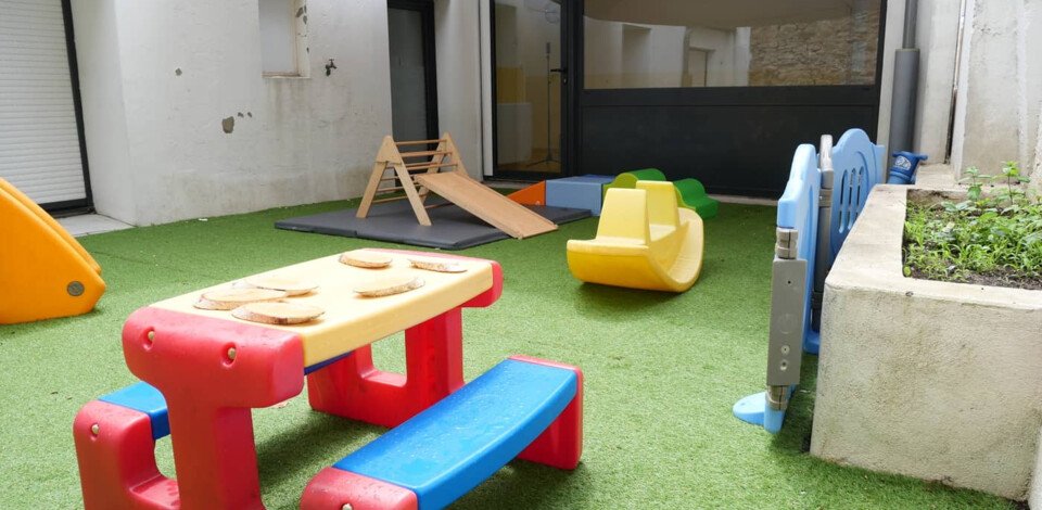 Crèche Nantes bercelune people&baby espace extérieur parc à jeux cabane enfants nature