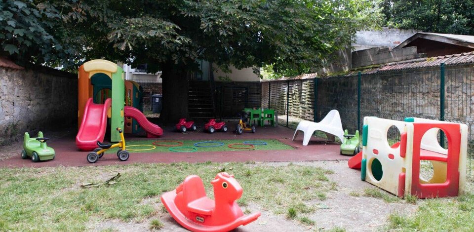 Crèche Les Mureaux Petits rêves people&baby espace extérieur parc à jeux nature motricité