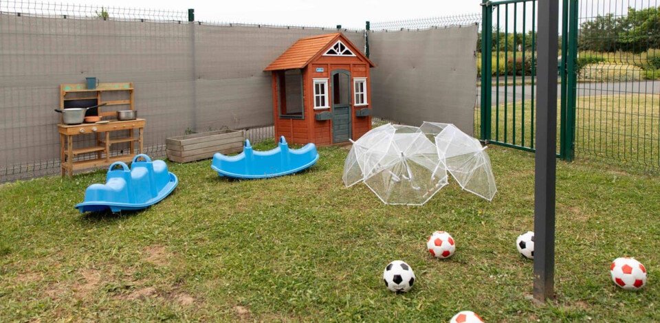 Crèche Cagny Mars people&baby espace extérieur cabane enfant motricité