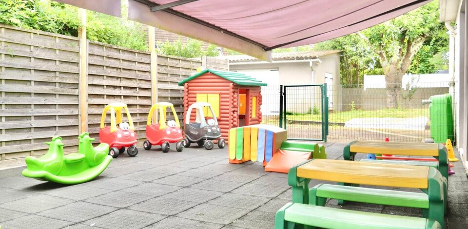 Crèche Nantes L'arbre aux hiboux people&baby espace extérieur jeux enfant nature