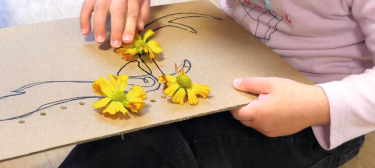 Fleurs piquées sur carton : cadeau de fête des mères