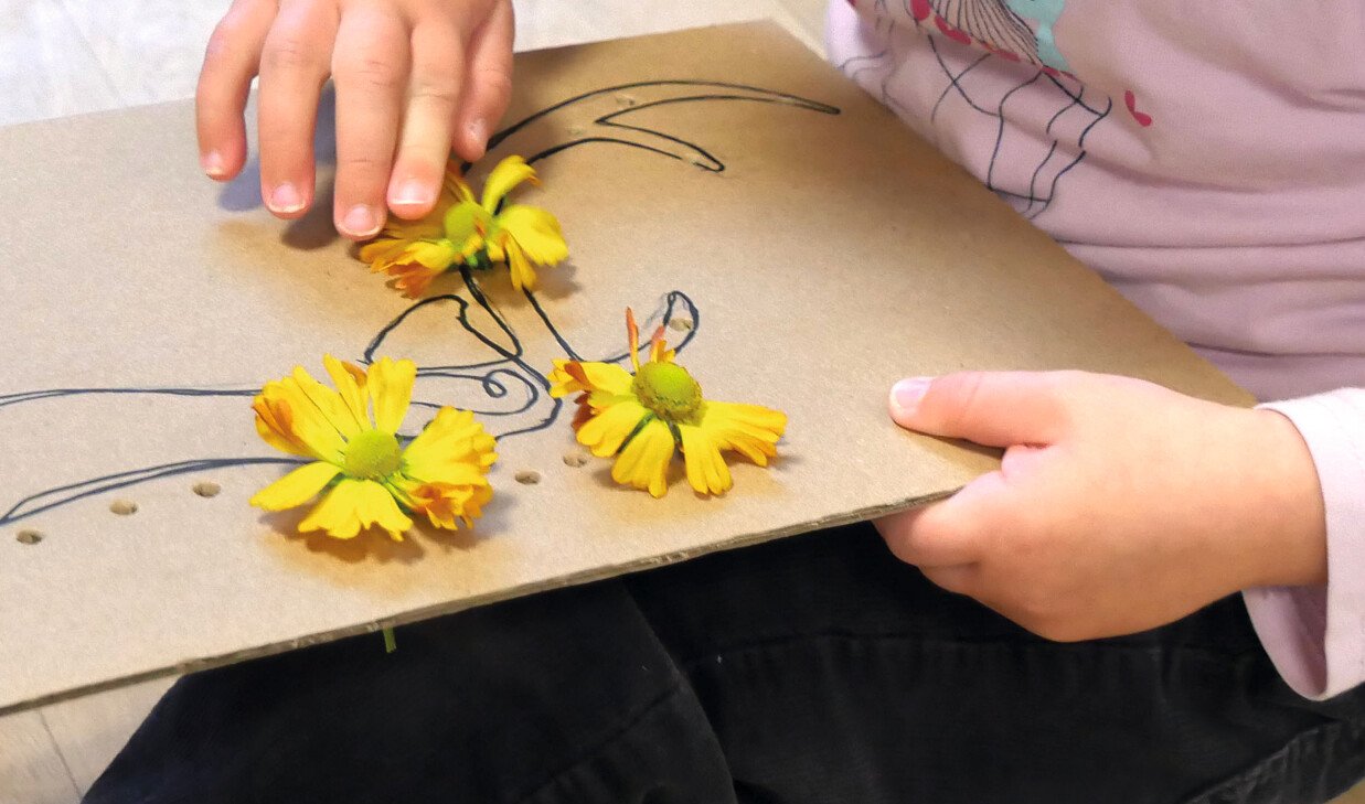 Fleurs piquées sur carton : cadeau de fête des mères