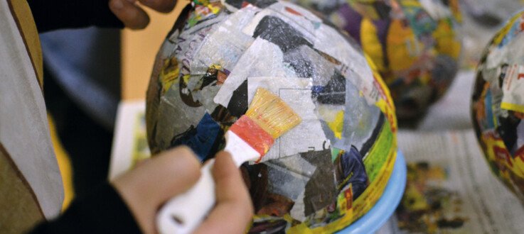 Bricolage de Pâques : réaliser des œufs en papier mâché 