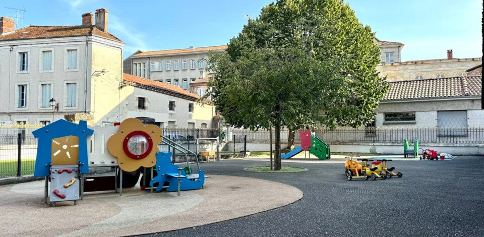 creche-agen-les-petits-coeurs-people-baby-toboggan