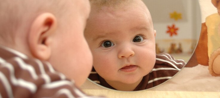 Le miroir : un outil ludique pour accompagner le développement des bébés