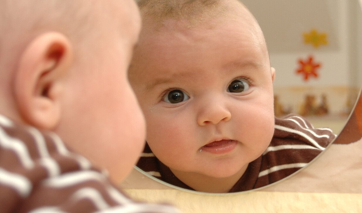 Le miroir : un outil ludique pour accompagner le développement des bébés